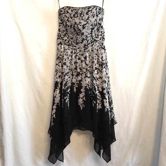 White House Black Market Dresses & Skirts - White House Black Market Floral Strapless Dress